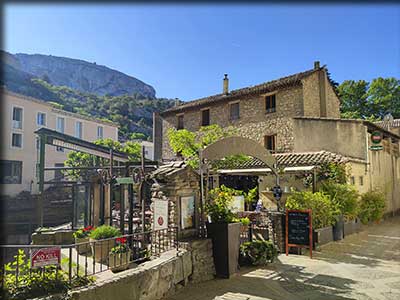 Restaurant La Vanne Marel à Fontaine de Vaucluse au bord de la Sorgue