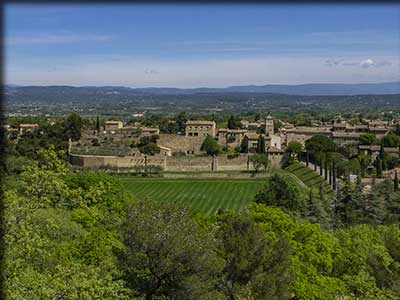 Village de Maubec dans le Vaucluse, vignoble et terroir dans la plaine du Calavon