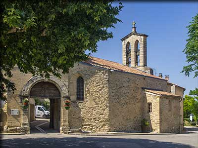 Village de Modène dans le Vaucluse. Remparts, porte Porche et église.